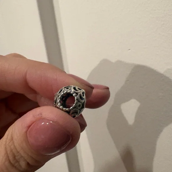 PANDORA ROUND FLORAL CHARM - Picture 4 of 6